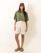 Cropped Oversized Stone Tropical Club - Verde camiseta da Greenish com estilo vintage e estampa "Tropical Club" para um visual descontraído.