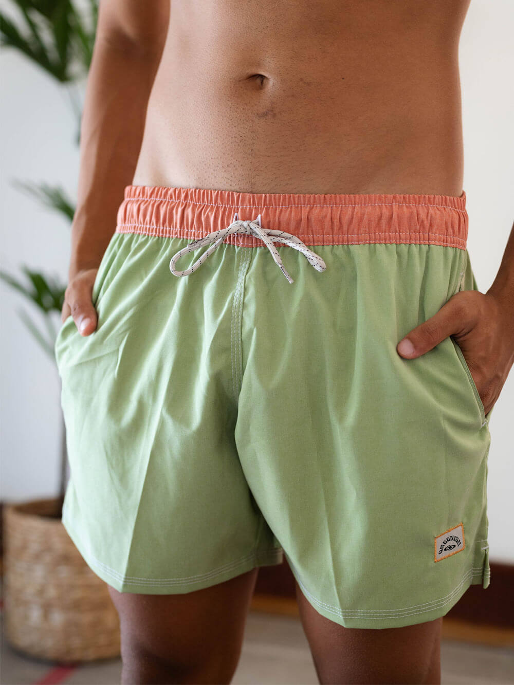 Short de vôlei verde com detalhes em coral, ideal para esportes e momentos à beira-mar - Greenish