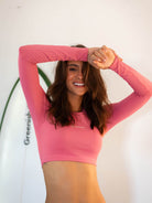 Colete Cropped Basic rosa da Greenish, perfeito para surf e dias de sol com proteção UV.