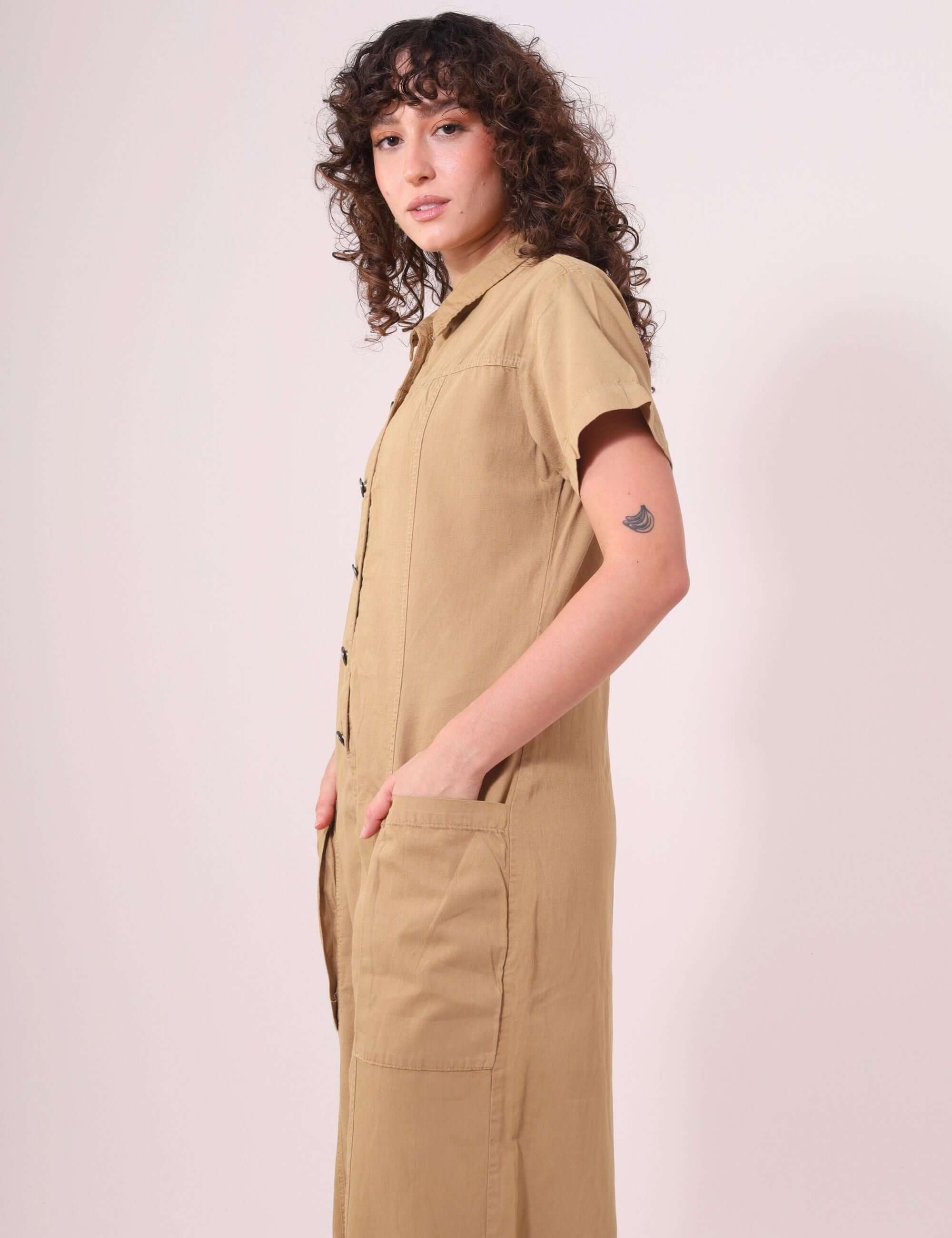 Macacão Ivy Bege da Greenish em sarja 100% algodão com estilo utilitário e conforto, ideal para todas as ocasiões do dia.