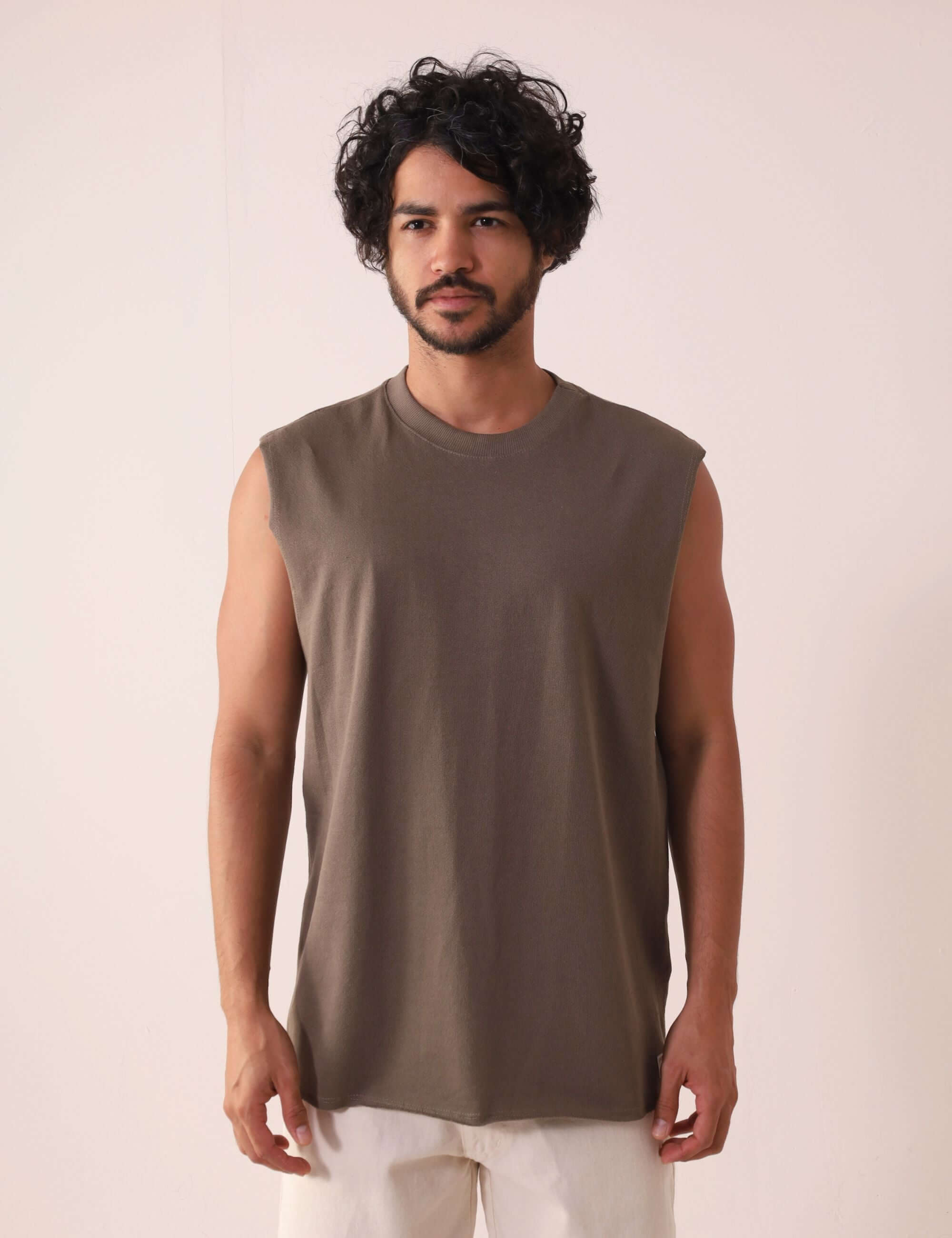 Homem vestindo Regata Larga Waves - Verde Escuro da marca Greenish, confortável e casual para rotinas ao ar livre.