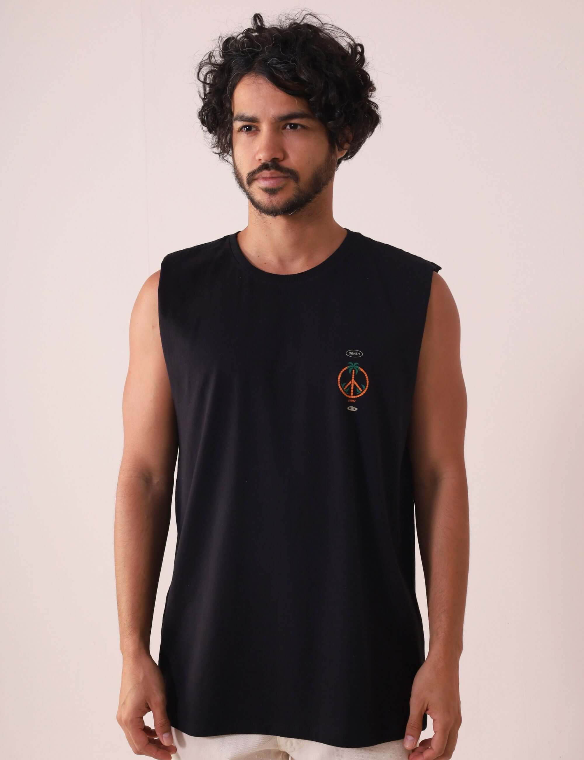 Homem vestindo Regata Make Friends - Preto da Greenish em algodão com detalhes em silk vibrante, ideal para dias de sol e movimento.