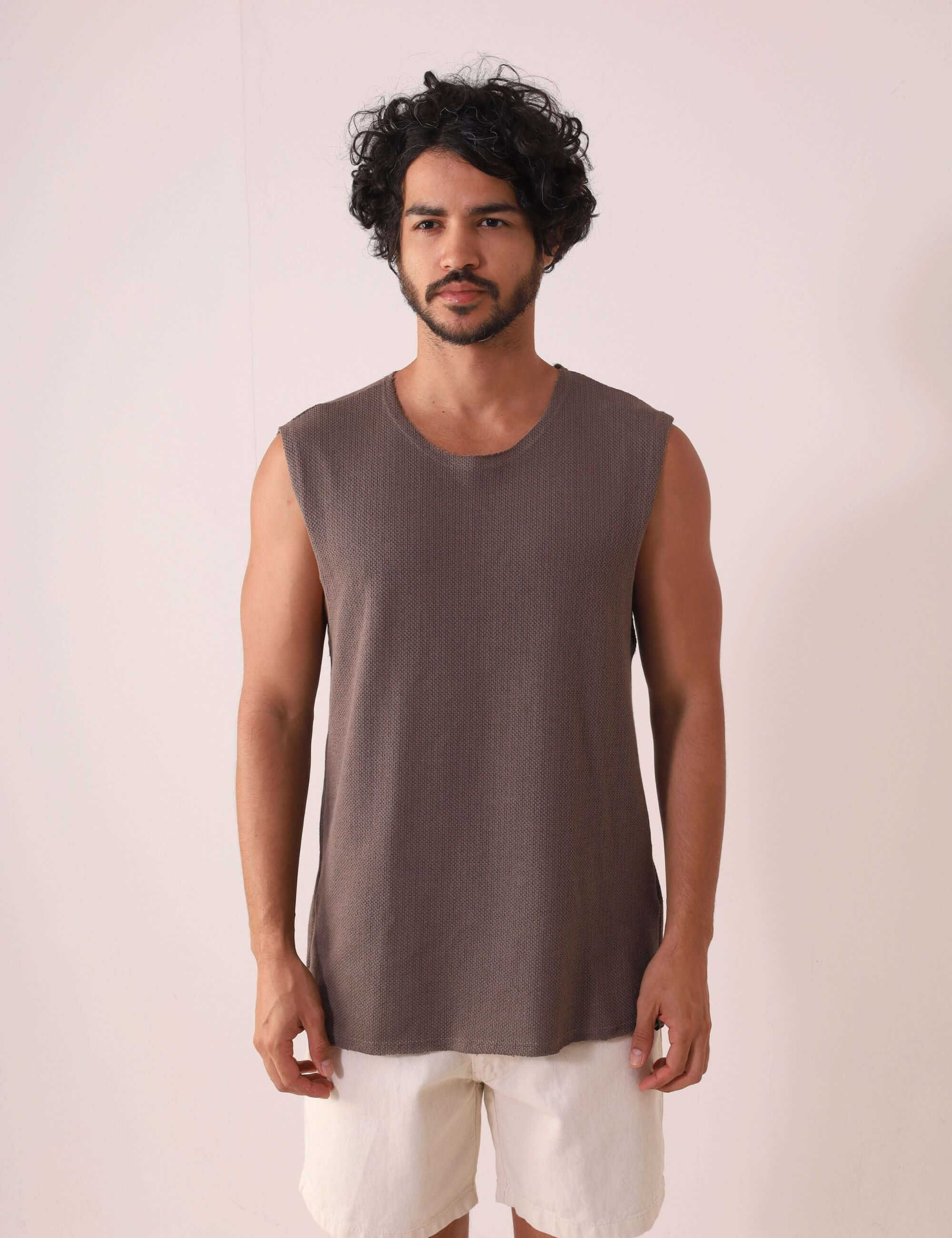 Regata Maré - Verde Escuro da Greenish, design minimalista com modelagem ampla, conforto e autenticidade para dias de céu aberto.