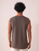 Homem vestindo REGATA MARÉ - VERDE ESCURO da Greenish, design minimalista e confortável, vista de costas.