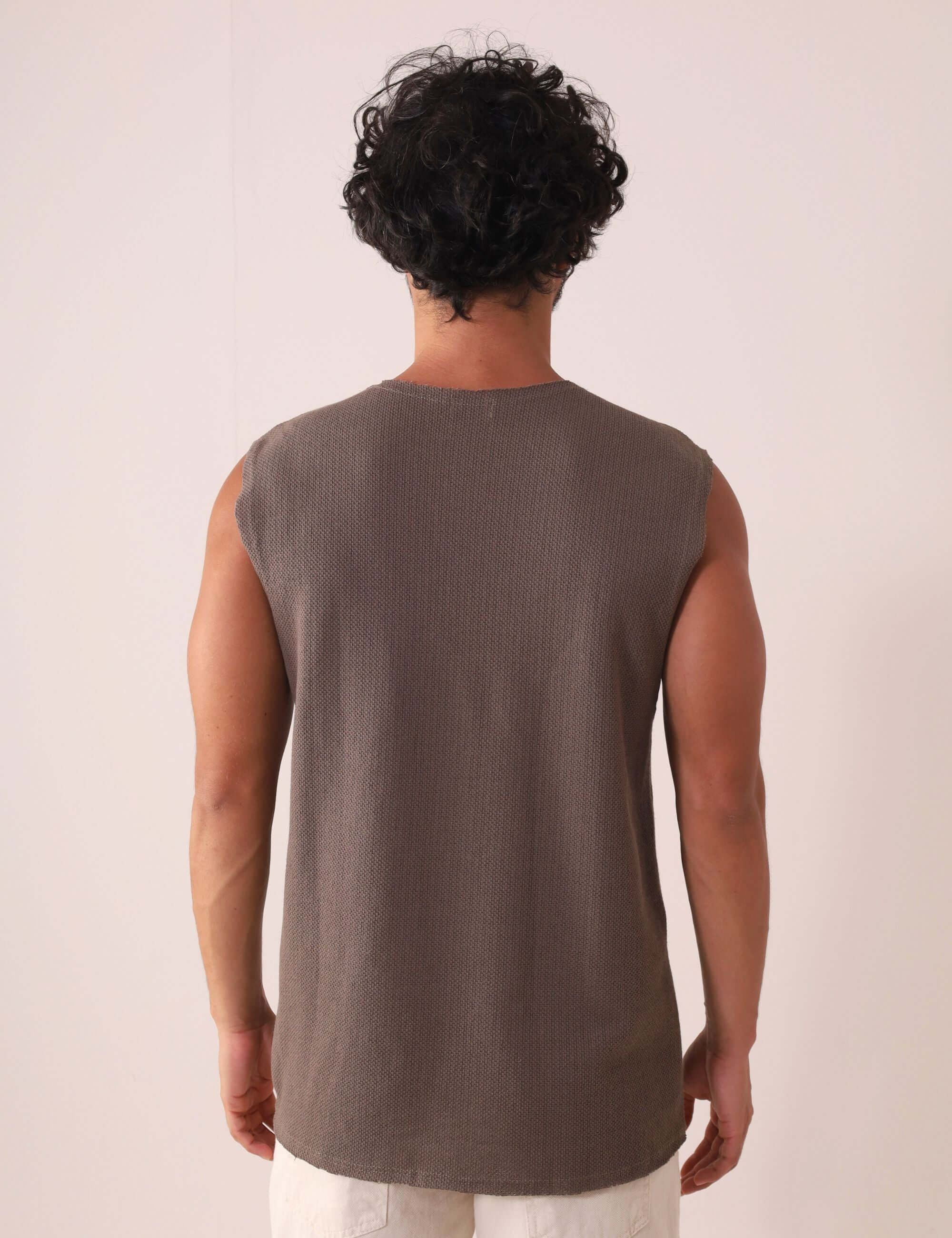 Homem vestindo REGATA MARÉ - VERDE ESCURO da Greenish, design minimalista e confortável, vista de costas.