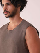 Homem vestindo REGATA MARÉ - VERDE ESCURO da Greenish, modelagem minimalista e confortável, ideal para dias de céu aberto.