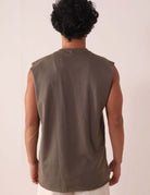Moda masculina Greenish: REGATA LARGA WAVES - VERDE ESCURO, modelagem ampla, 100% algodão, conforto diário ao ar livre.