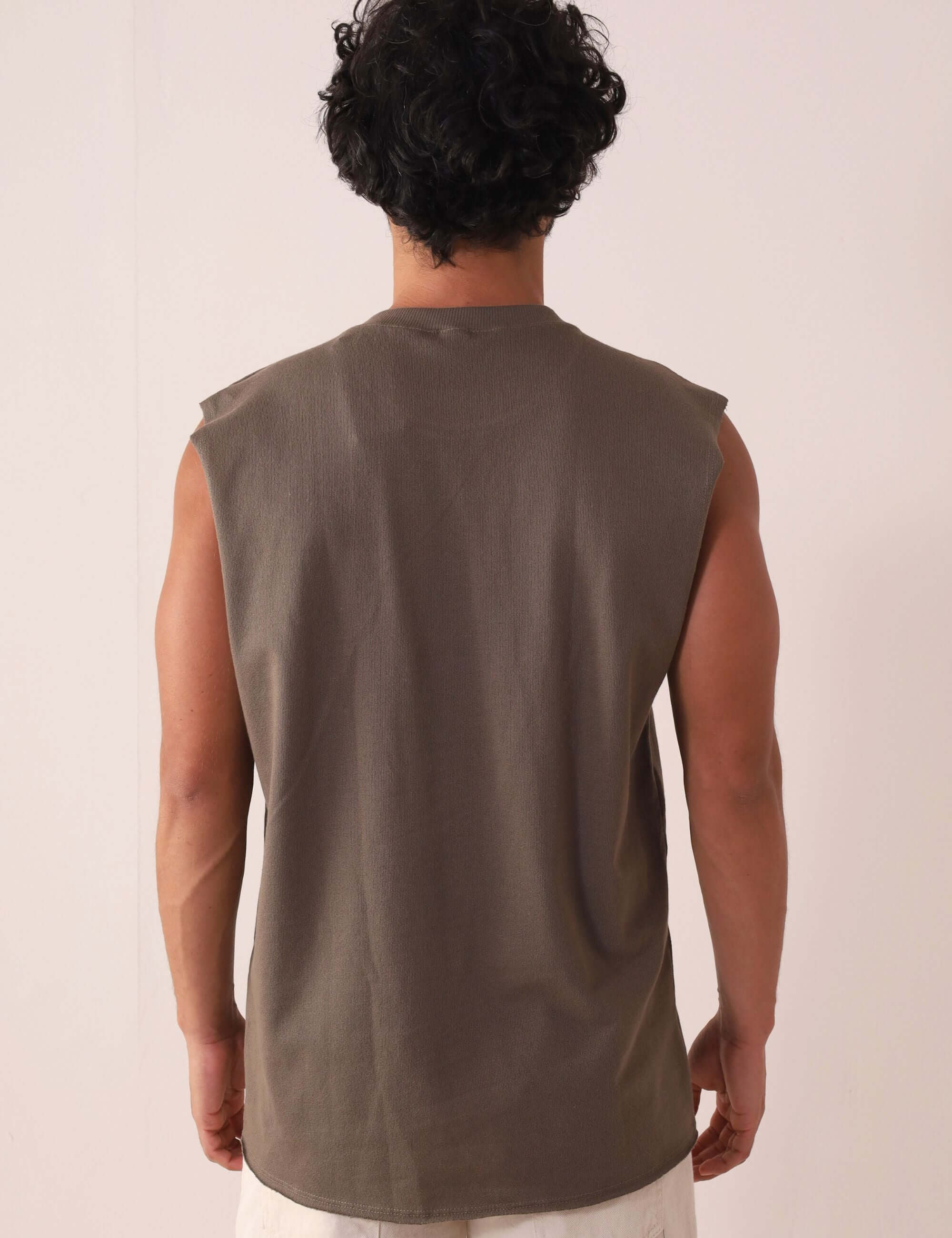 Moda masculina Greenish: REGATA LARGA WAVES - VERDE ESCURO, modelagem ampla, 100% algodão, conforto diário ao ar livre.