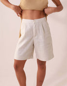SHORT CLARA - AREIA bermuda feminina alfaiataria Greenish em tecido ramie e algodão, pernas amplas e bolsos faca