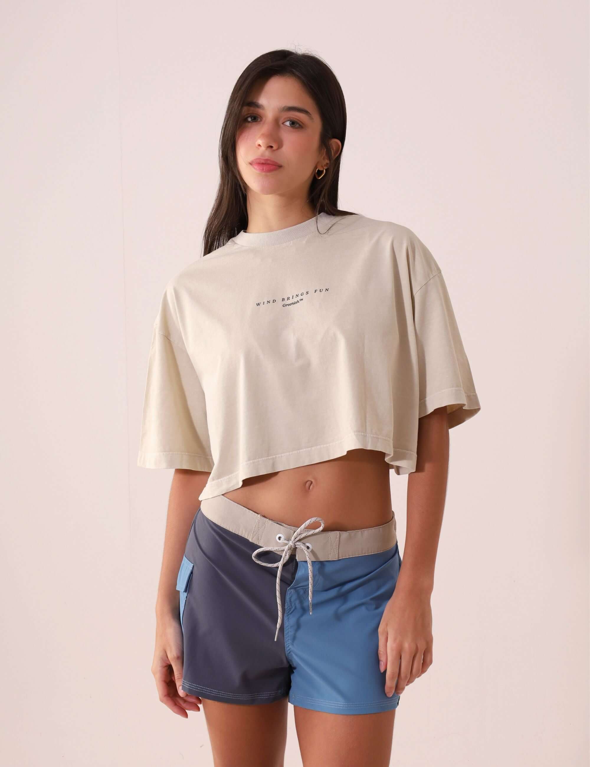 Modelo vestindo o SHORT SPORT TALITA - AZUL da marca Greenish. Shorts esportivos azuis com design confortável, ideal para atividades físicas.