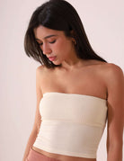 Modelo vestindo TOP RETO VALERIE - OFF WHITE da marca Greenish. Top versátil e minimalista em algodão sustentável, ideal para looks despojados.