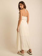Vestido midi Seaside off white da marca Greenish, com caimento soltinho e amarração no pescoço.