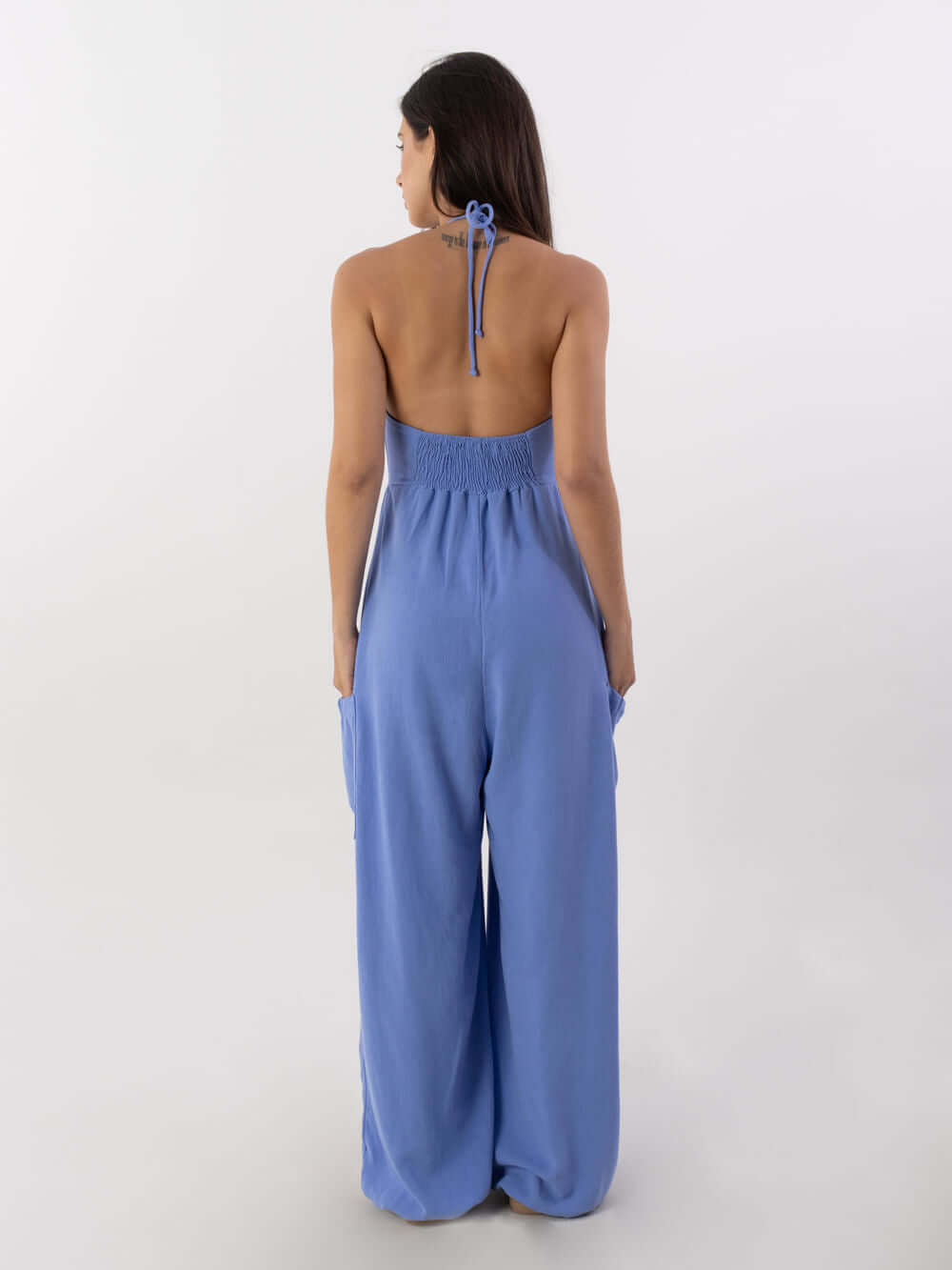 Macacão Ana Azul da Greenish, estilo vibrante e elegante, visual costas nuas com alças ajustáveis.