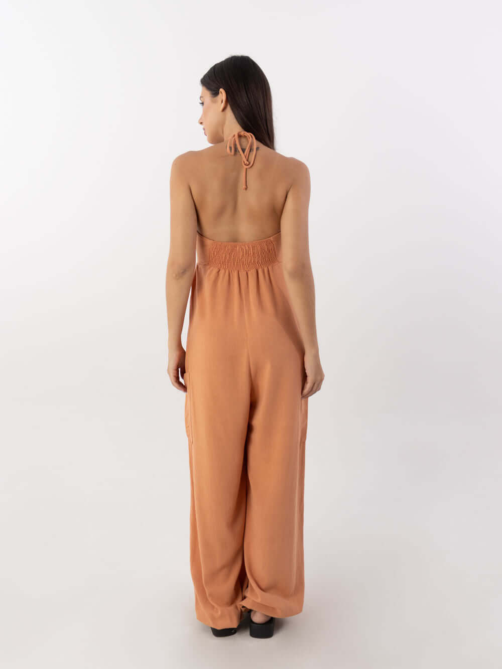 Macacão Ana Coral da Greenish, vista traseira. Confortável e estiloso, ideal para looks de verão.