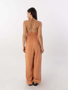 Macacão Ana Coral da Greenish, vista traseira. Confortável e estiloso, ideal para looks de verão.