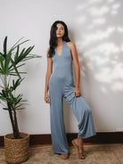Macacão Bettah cinza da Greenish, com decote em V e costas nuas, perfeito para um look elegante e confortável.
