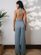 Macacão Bettah cinza da Greenish, estiloso com decote em V, amarração e costas nuas, ideal para um look elegante e confortável.
