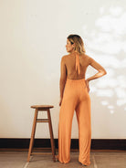 Macacão Bettah laranja da Greenish, elegante, com decote em V e costas nuas, ideal para looks confortáveis e estilosos.