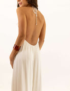 Modelo usando Macacão Frente Única Rustic - Off White da Greenish, enfatizando o design frente única e textura de viscose slub.