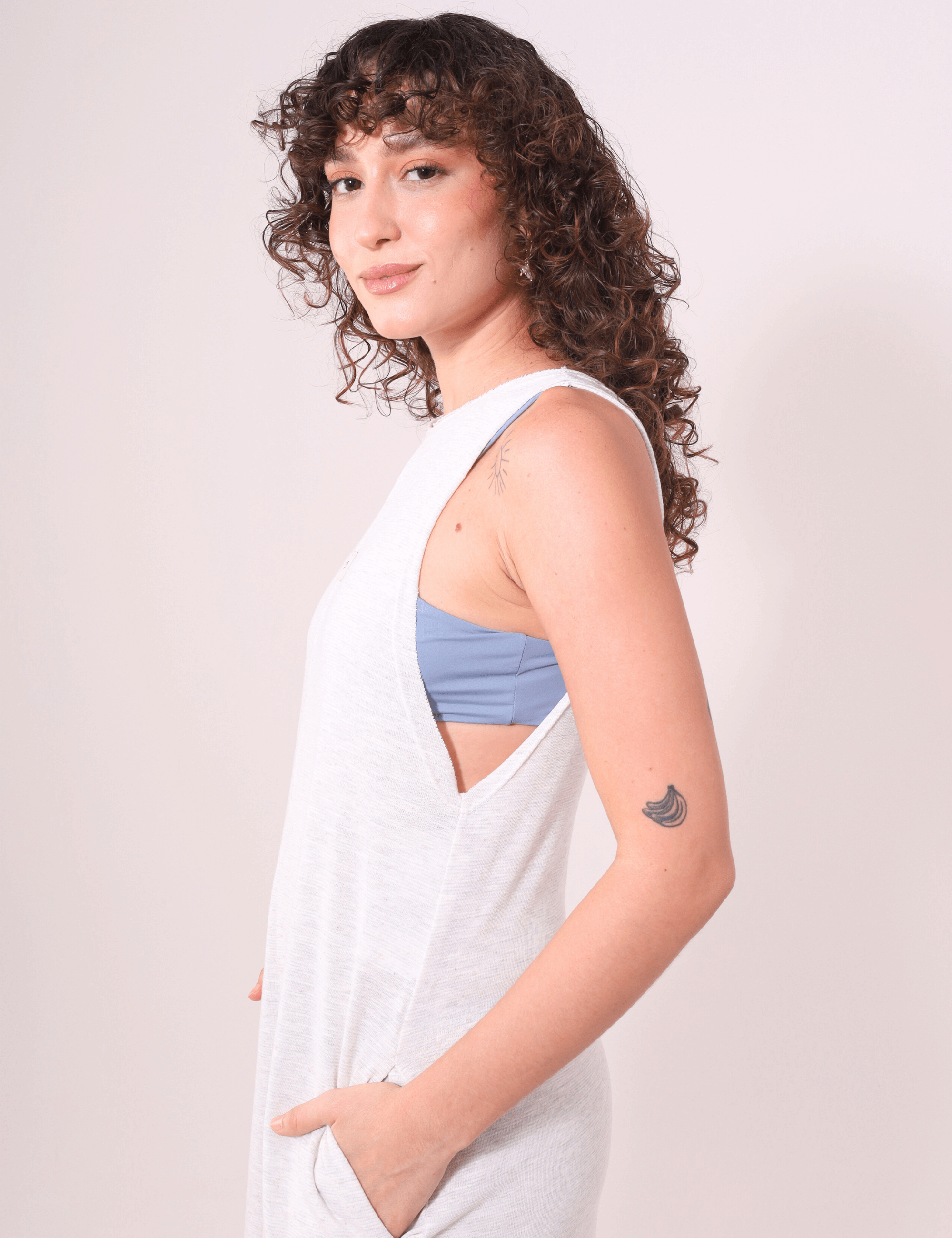 Modelo vestindo Macacão Lais - Natural da Greenish, com modelagem trapézio, cavas profundas e conforto ideal para o verão.