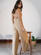 Macacão Larissa bege da marca Greenish, com costas nuas, ideal para um look moderno e confortável.