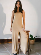 Mulher jovem vestindo macacão bege Larissa da Greenish, uma peça moderna e confortável, perfeita para looks ousados.