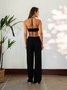 Macacão Lis preto da marca Greenish, visto de trás, ideal para um look elegante e fashion.