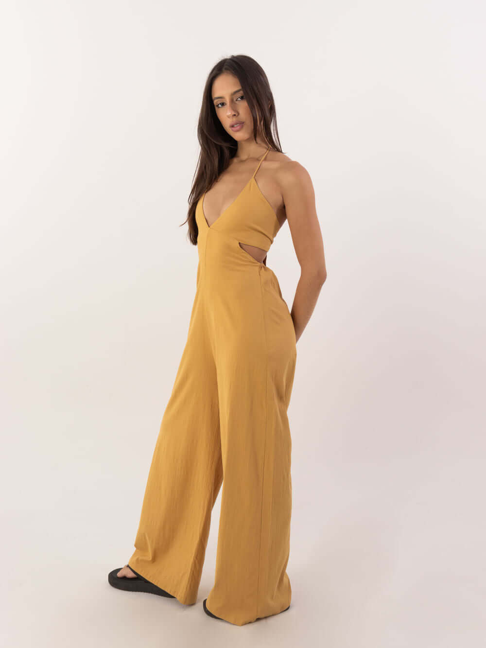 Macacão Longo Alyssa Beige da Greenish, com decote em V e recorte lateral, estilo e conforto para qualquer ocasião.