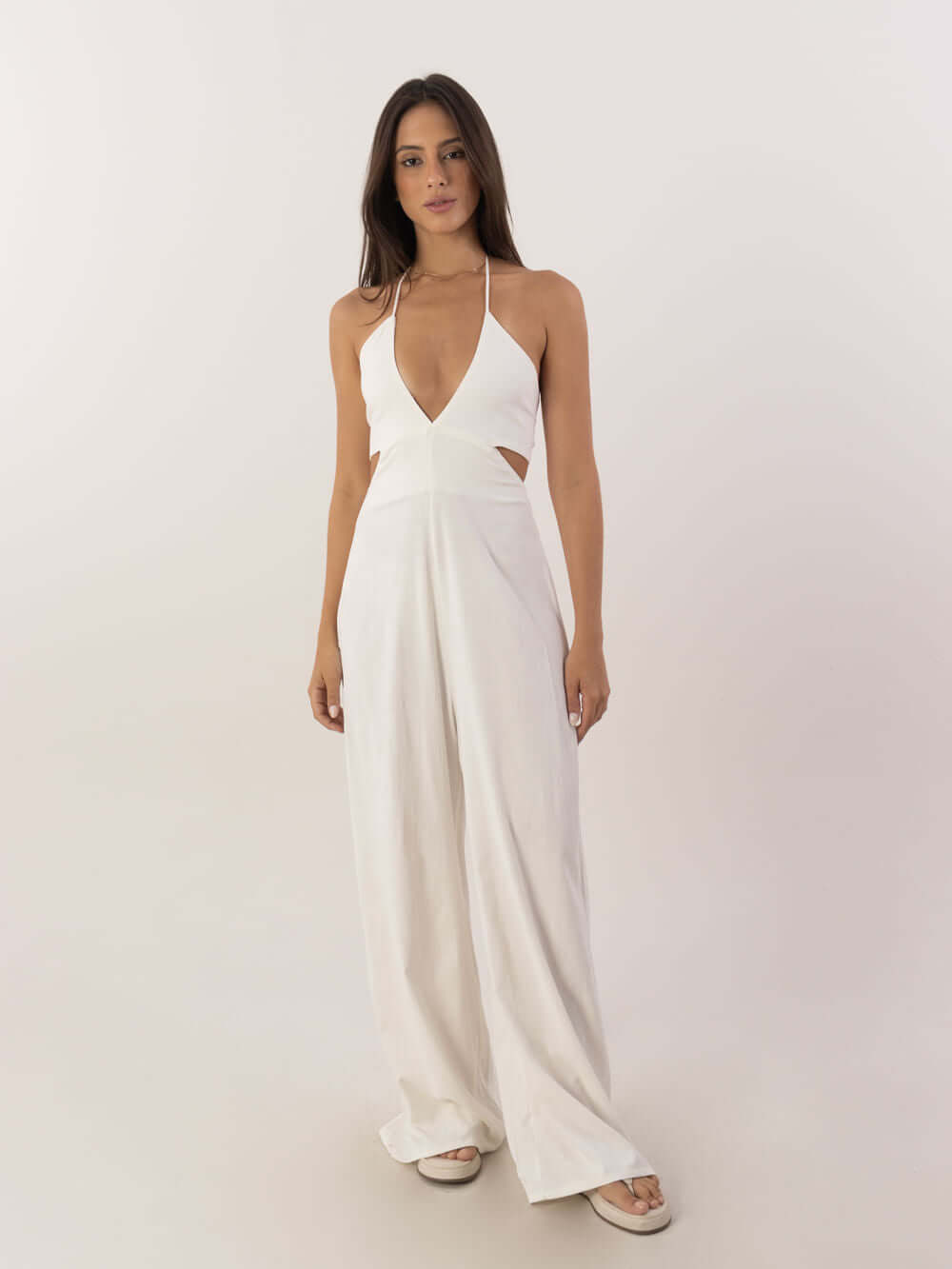 Macacão longo Alyssa off white da marca Greenish, com decote em V e recorte lateral para um look estiloso.