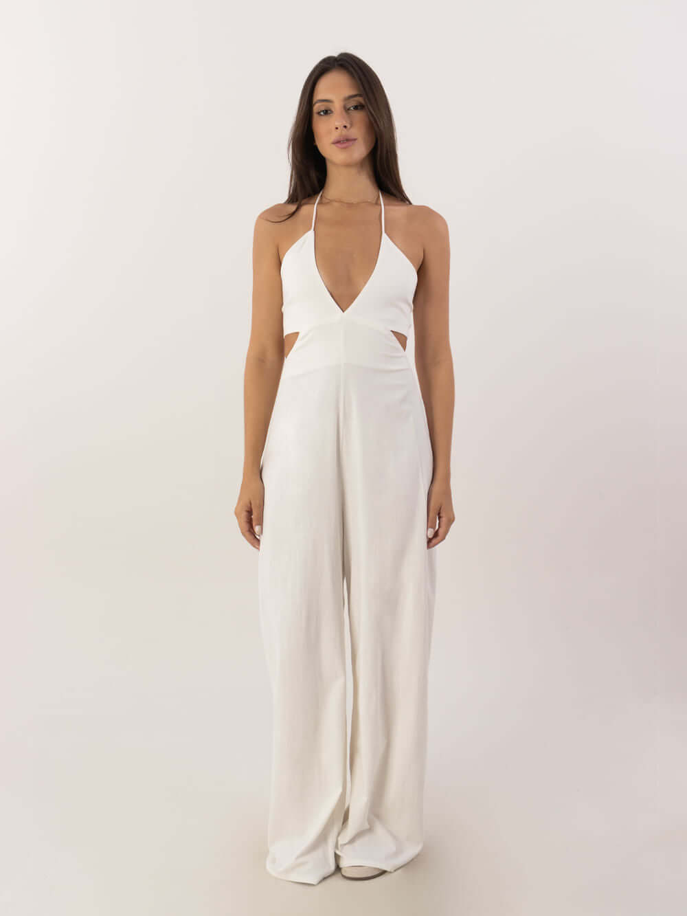 Macacão Longo Alyssa da Greenish em off white, com decote em V e recorte estiloso.