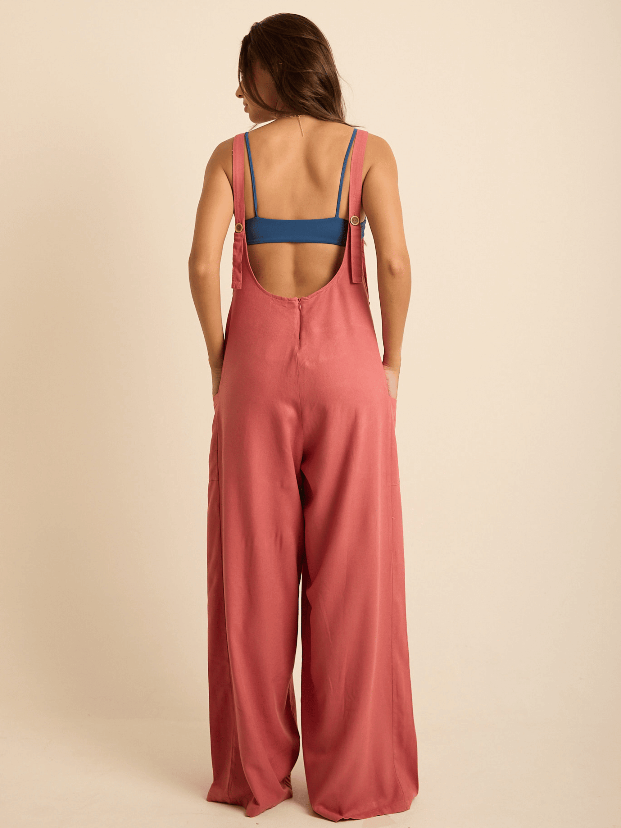 Macacão Luna da Greenish, em telha, com decote nas costas e caimento soltinho, ideal para o dia a dia.