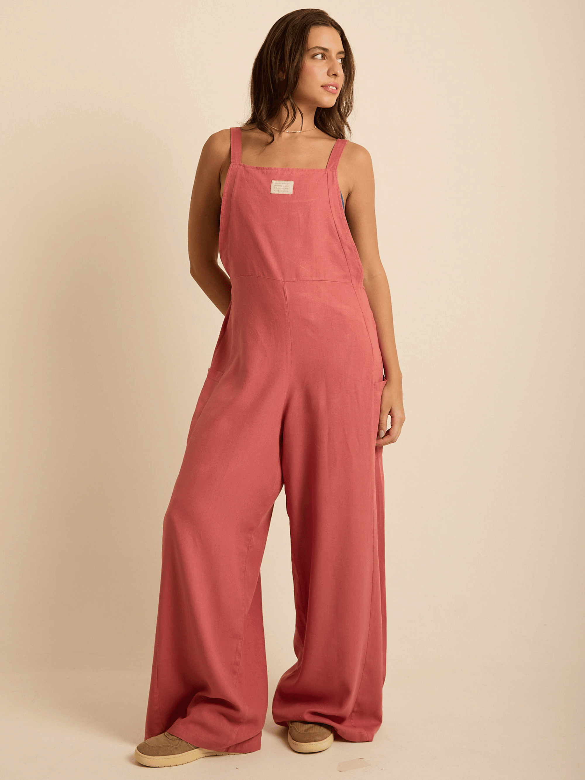 Macacão Luna da Greenish, estilo soltinho e conforto, cor telha. Ideal para o dia a dia com bolsos laterais.