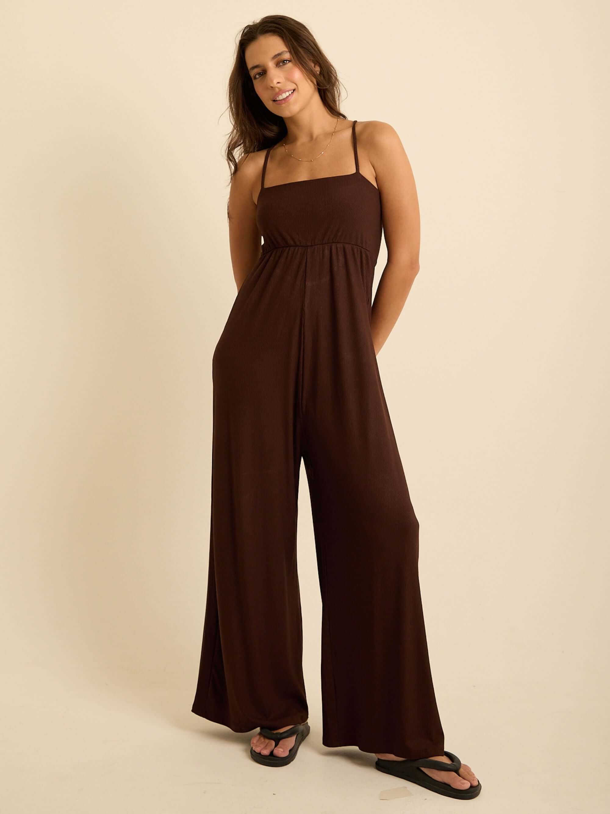 Macacão Mabel da Greenish na cor chocolate, com alças reguláveis e corte confortável, perfeito para todas as ocasiões.