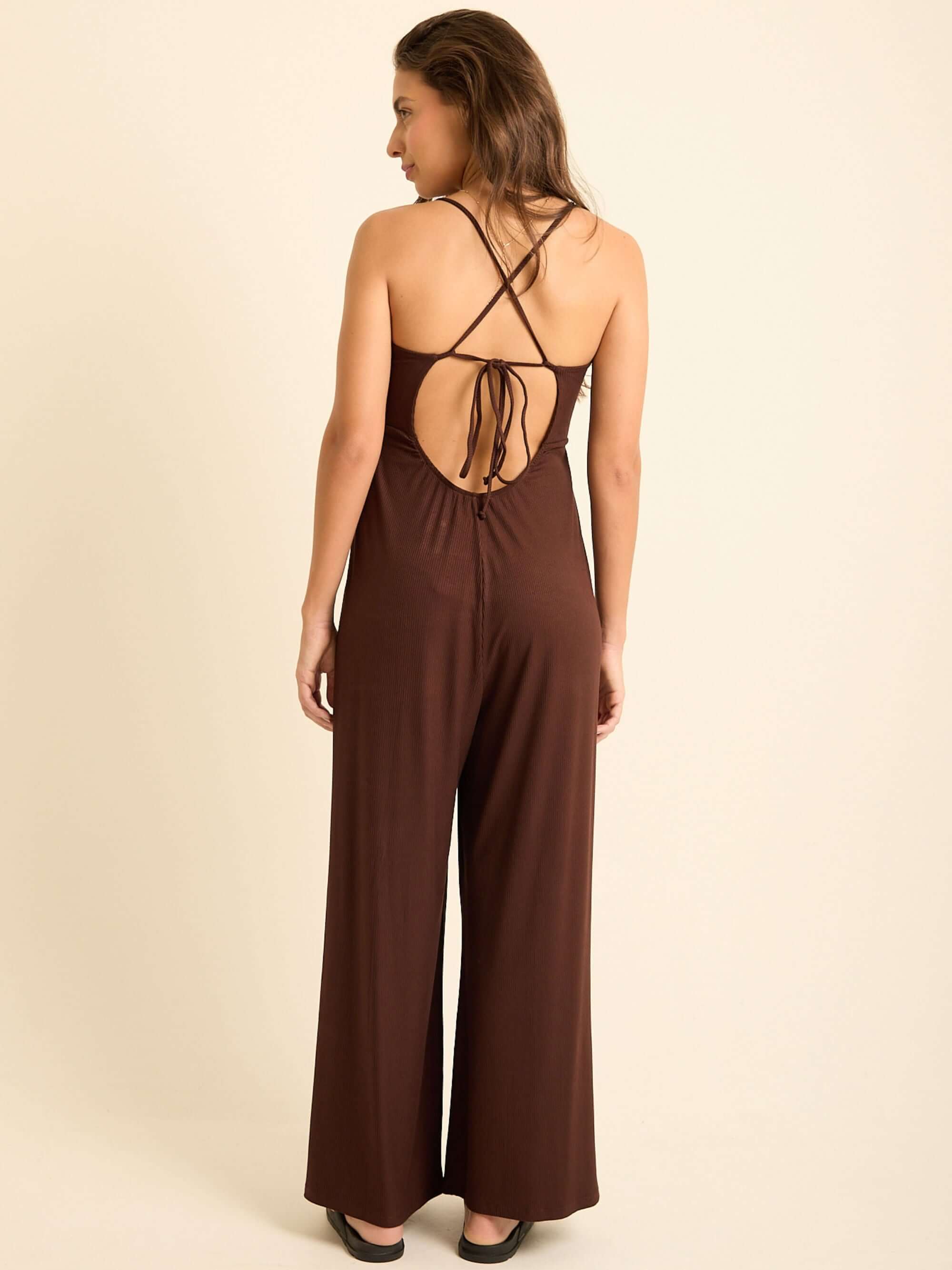 Macacão Mabel da Greenish em chocolate, com alças reguláveis e costa aberta, perfeito para qualquer ocasião.