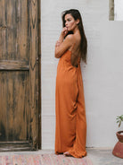 Macacão Mabel laranja da Greenish, com caimento solto e decote quadrado, ideal para o verão.