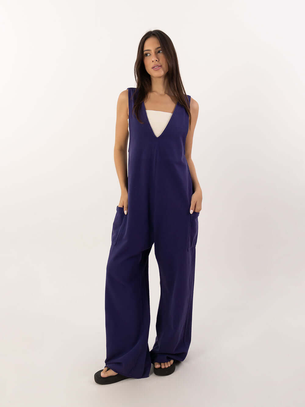 Macacão Nath azul marinho da Greenish com design oversized e alças largas, ideal para um look casual e confortável.
