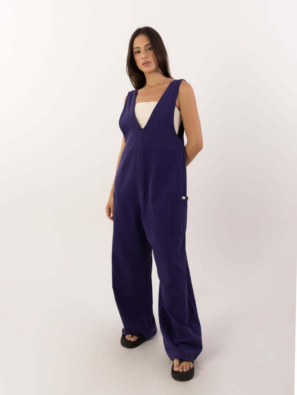 Macacão NATH azul marinho da marca Greenish, com design moderno e confortável, ideal para looks casuais.