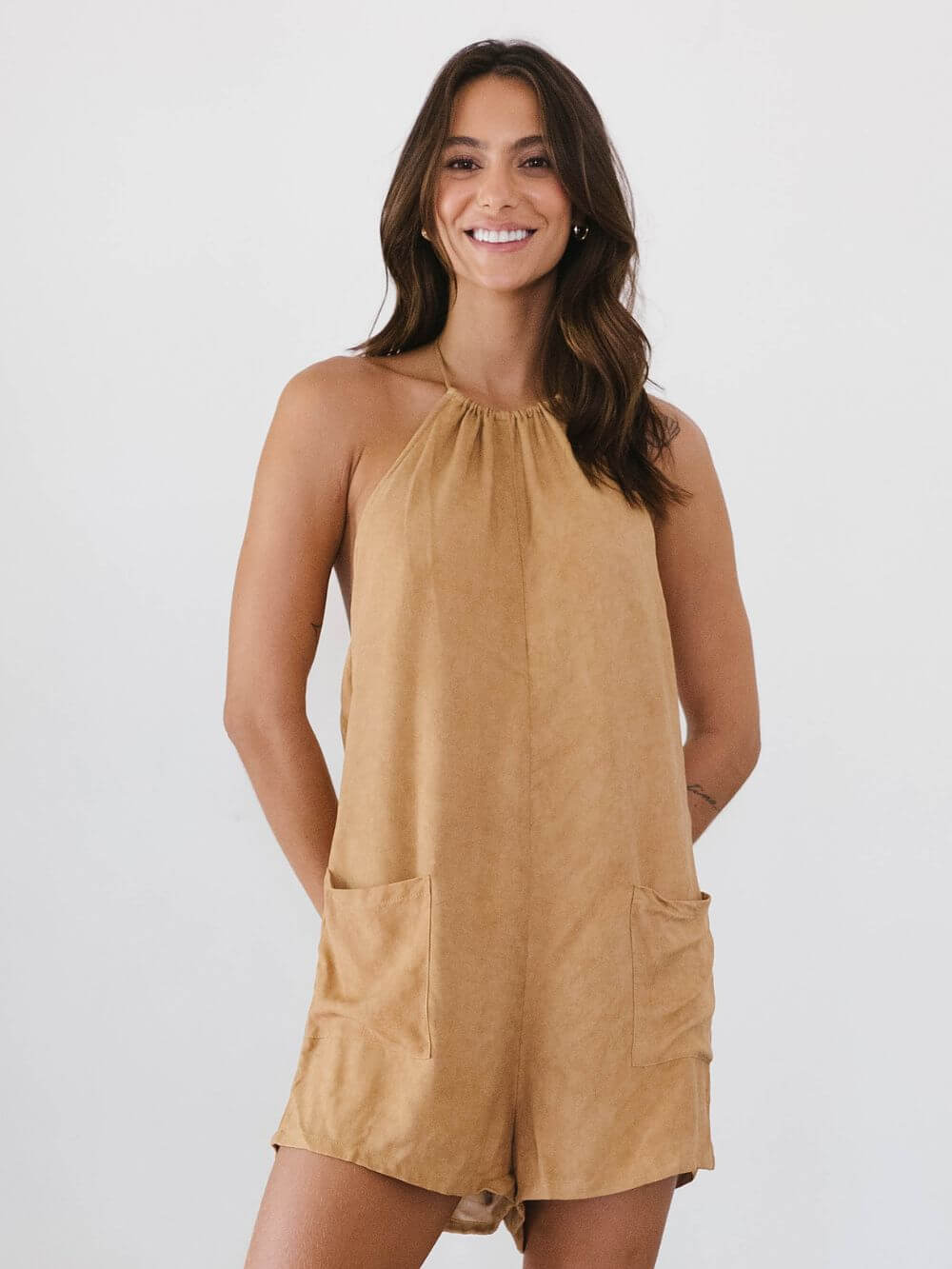 Macacão curto estilo Peace na cor areia, com bolsos frontais, para dias práticos e frescos - Greenish.