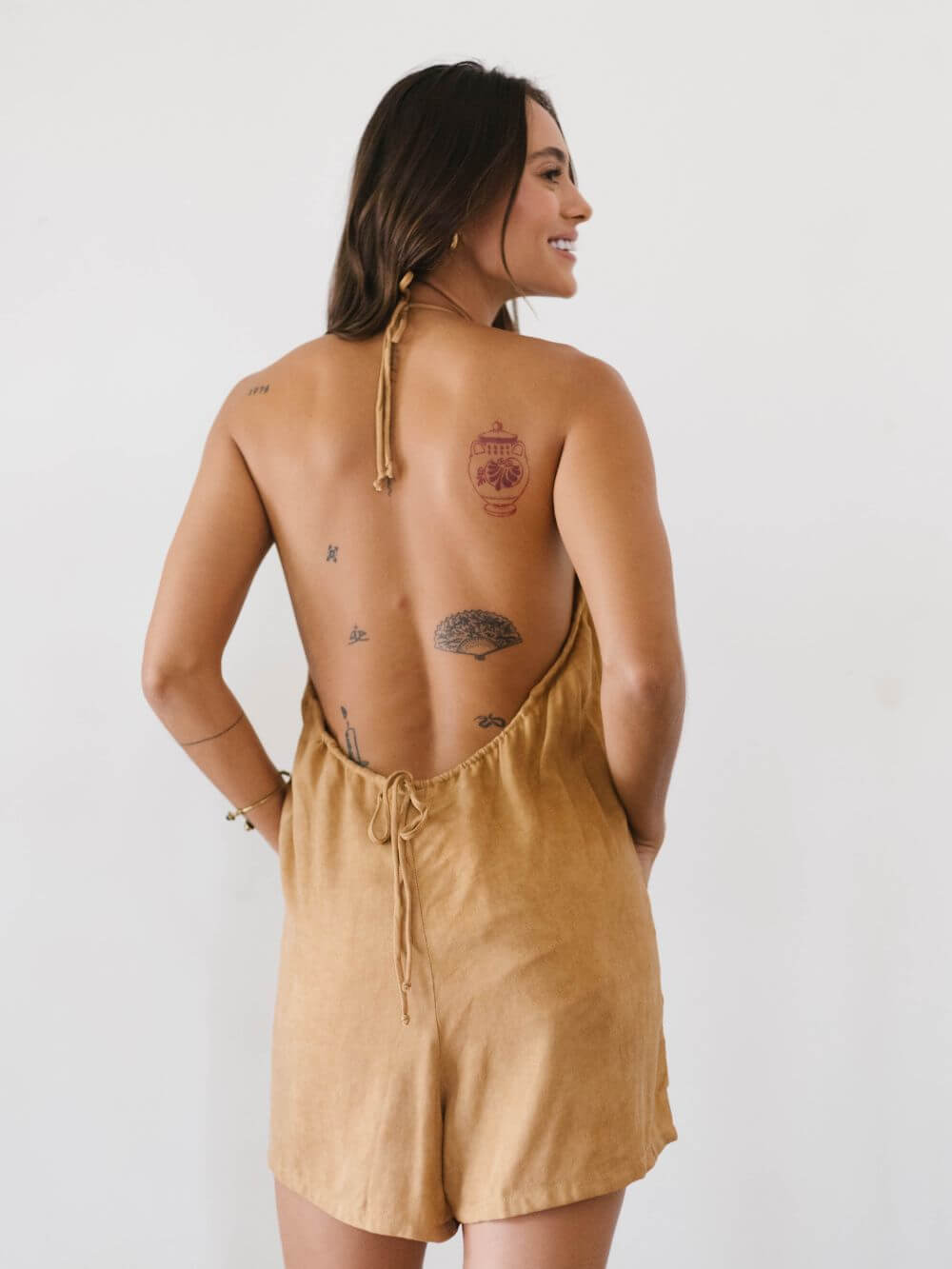 Macacão Curto Peace da Greenish em areia, feminino, com detalhes únicos e caimento soltinho.