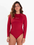 Maiô Bayshore em vermelho com mangas longas, oferecendo conforto e proteção solar.