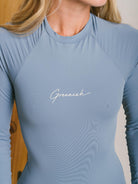 Maiô Greenish Bayshore em tom cinza, com design moderno e logotipo em destaque, ideal para proteção solar.