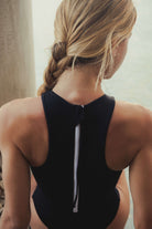 Maiô Lilly - Preto da Greenish com design nadador e zíper nas costas, ideal para conforto e segurança em esportes aquáticos.