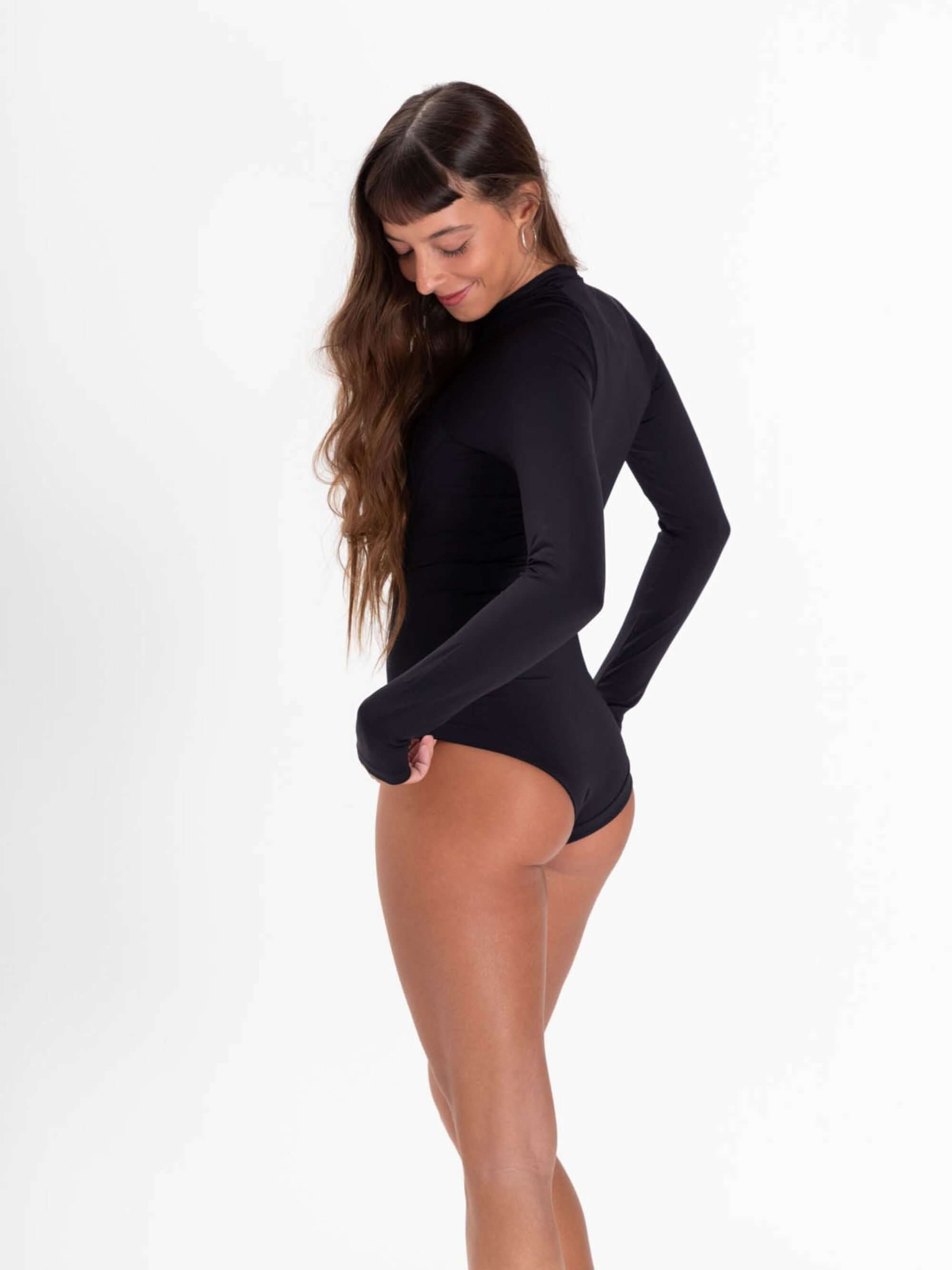 Maiô Manga Longa Ary preto, confortável, com proteção UV e design prático ideal para surf e kite.