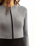 Maiô Manga Longa Joana Duo Color - Cinza da Greenish, com mangas longas, zíper frontal e proteção UV.