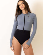 Maiô Manga Longa Joana Duo Color - Cinza by Greenish, featuring frontal zipper and UV protection, showcased on a model.