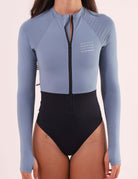 Maiô Manga Longa Joana Duo Color - Cinza da marca Greenish, ideal para praia, piscina e proteção UV com estilo e conforto.