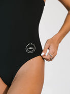 Maiô Noah preto, confortável, modelo nadador, ideal para atividades aquáticas e proteção UV.