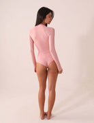 MAIO SOLID COLOR - ROSA NUDE da Greenish com proteção UV e fechamento em zíper, visto por trás em cor rosa nude, destaca conforto e estilo.