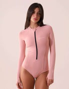 Mulher vestindo MAIO SOLID COLOR - ROSA NUDE da Greenish com zíper frontal, confortável, versátil e estiloso, proteção UV.