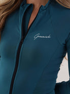 Maiô azul escuro da Greenish com fechamento em zíper e logo evidente, ideal para esportes aquáticos e proteção UV.